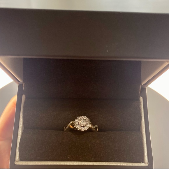 10K2 Fashion Diamond Ring 3/8 TDW Flower shaped. Size 5 - Picture 8 of 11